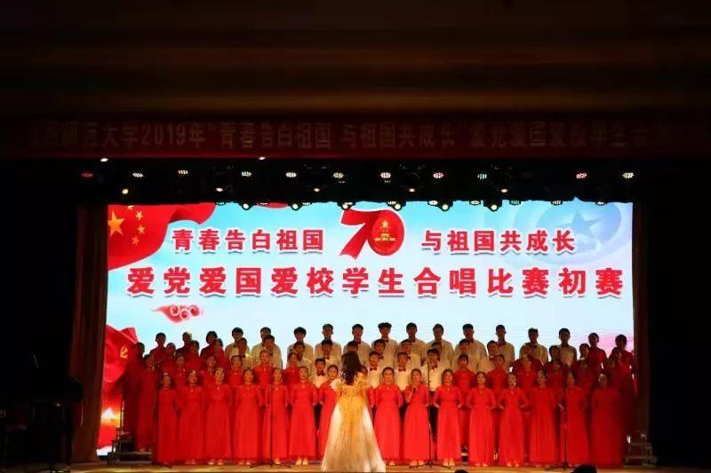 白色针织上衣清纯淡雅，活泼可爱又减龄，你喜欢吗？游戏画面